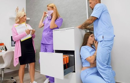 Постер к видео: Проверка в больнице не помешала мед брату выебать пухлую медсестру и все же они попались.