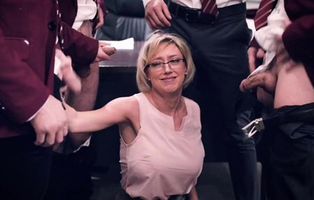 Постер к видео: Ученики жестко загоняют зрелую преподшу и натягивают её толпой. С русским гоблинским переводом.