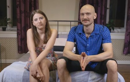 Постер к видео: Новый лысый порно актер рвет целку скромной девушке на кастинге.