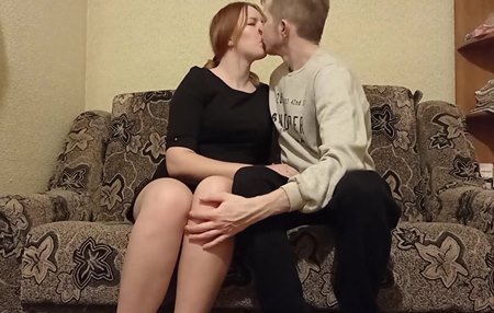 Постер к видео: Домашний секс молодой пары на бабушкином диване.