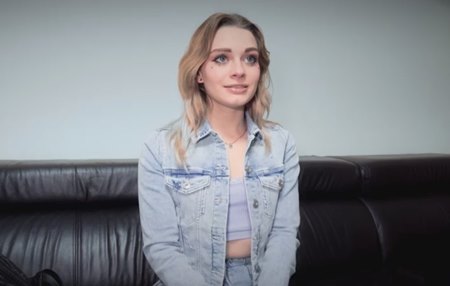 Постер к видео: С успехами Алены в учебе на физика-ядерщика, то мать советовала пойти лучше на порно кастинг.