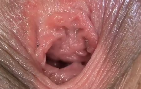 Постер к видео: Пизда открывает свой рот во время мастурбации в крупном плане.