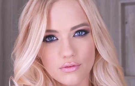 Постер к видео: Молоденькая и очень красивая игрушка зрелого мужика.