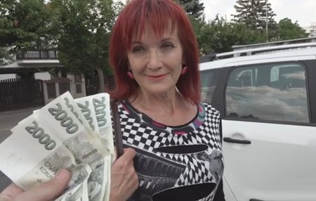 Постер к видео: За десятку зрелая чешская дамочка трахалась как "зверь".