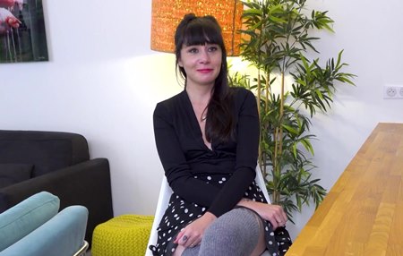 Постер к видео: Кастинг с хорошим сексом с красивой французской милфой, которая веселит и наслаждает своей тугой киской.