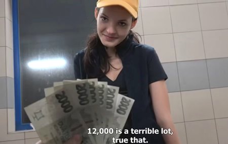 Постер к видео: Чешская авто мойщица соблазняется крутой суммой денег и отдается на капоте клиента.