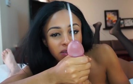 Постер к видео: Нарезка с молодыми сосалками, которые обожают извлекать сперму с члена.