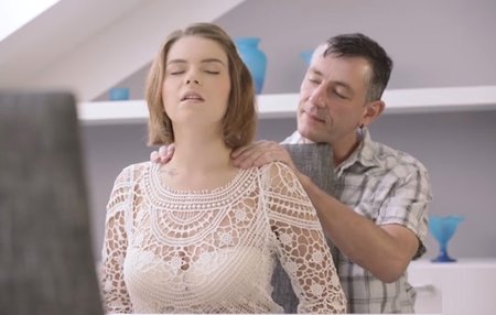 Постер к видео: Зрелый мужчина нежно натягивает на член свою милую ученицу.