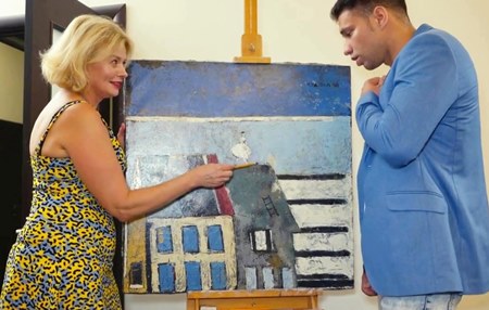 Постер к видео: Парень не устоял соблазну зрелой учительницы с побритой пиздой.