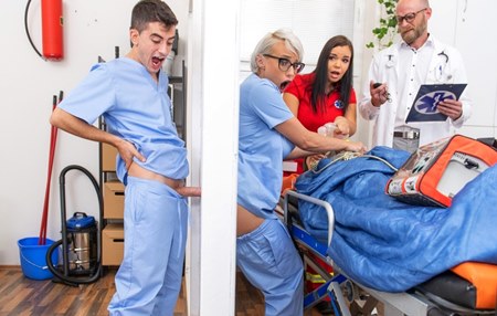 Постер к видео: Выебал пухленькую врачиху через дырку в стене, которую просверлил для подглядывания.