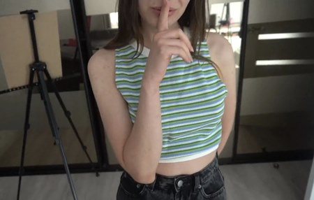 Постер к видео: Подруга Тани остается наедине с её парнем и с радостью снимает трусики.