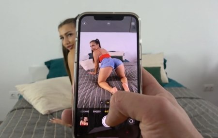 Постер к видео: А муж и не узнал кто сделал классное фото попы его жены и кто был с ней и трахал во время телефонного разговора.