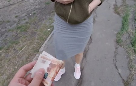 Постер к видео: Один разочек отдалась незнакомцу в лесу и вот тебе деньги на новую сумочку.