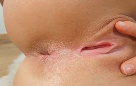 Постер к видео: Мастурбация маленькой и чистенькой молодой киски.