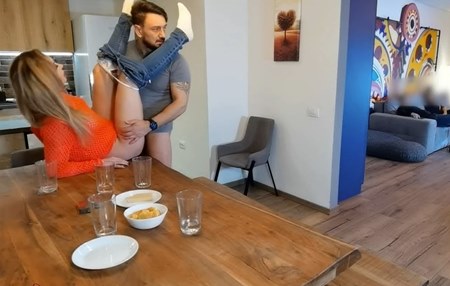 Постер к видео: Жена гостя замочила хозяину футболку своим оргазмом во время измены.