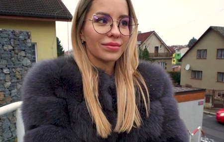 Постер к видео: Красивая чешка в шубке пустит погреться в свою тугую писю за приемлемую цену.