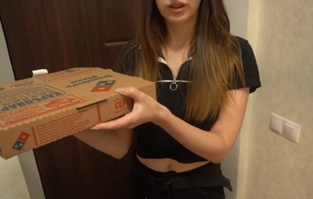 Постер к видео: Пиццу Домино ты то доставила, но за такие чаевые нужно еще киской по работать.