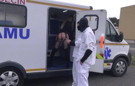 Постер к видео: Русская эскортница трахнута французскими ребятами с первой помощи прям в каталажке.