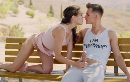 Постер к видео: Нежный секс молодой парочки влюбленных, на скамейке, на холме, на закате и во время порывов ветра.