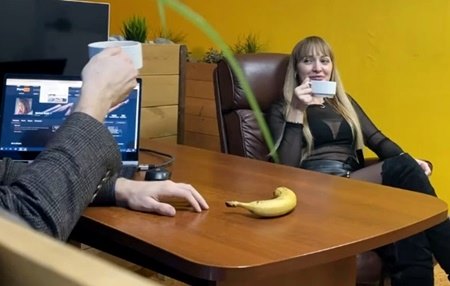 Постер к видео: Руководитель модельного агенства проводит кастинг для начинающей русской порно звезды.