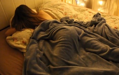 Постер к видео: Пальчик так легко вошел в мокрую писю спящей, что парень не опасаясь вошел членом.