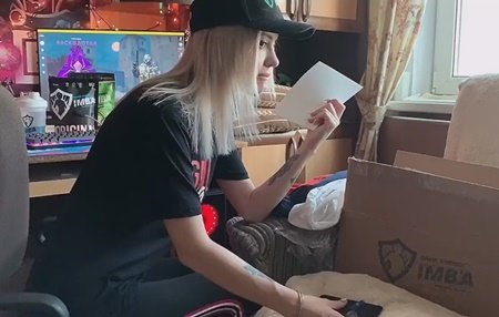 Постер к видео: Не хочет скидку на следующий заказ, хочет девушку с доставки в её тугую попку прямо сейчс.