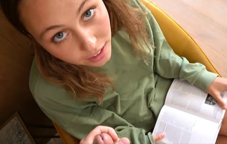 Постер к видео: Приехали на отдых и парень не даст девушке сидеть с книгой пока не возьмет в руки его член.