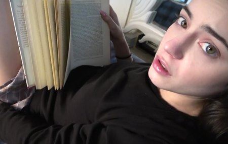 Постер к видео: Отчим базарит откладывать дурацкую книжку и хватает за киску.