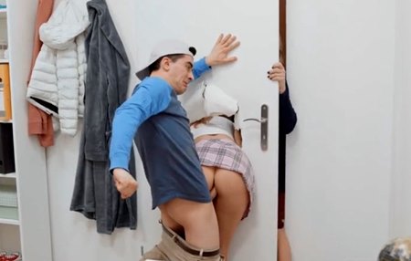 Постер к видео: Как испанец трахал свою классную соседку по хостелу, когда врывалась администраторша.