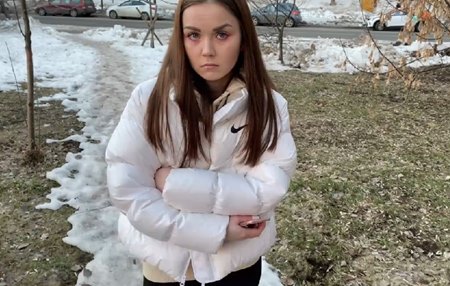 Постер к видео: То жертвой притворяется, то сосет как ненасытная членами бестия.