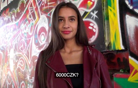 Постер к видео: Брюня с шикарными сисями селфилась под мостом и так легко подняла пачку денег.