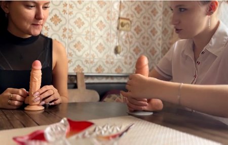 Постер к видео: Настя Старандо учит другую порно блогершу бонусам во время орального секса.