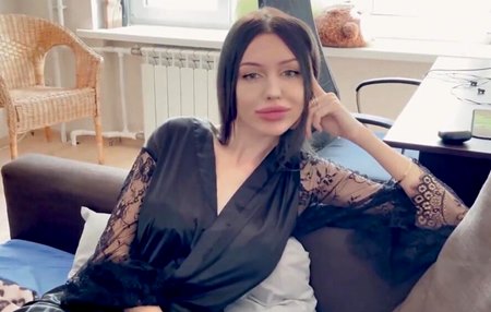 Постер к видео: Брюнетка с сосущим ротиком искала комнату в коммандировке, и член для её тугой киски.