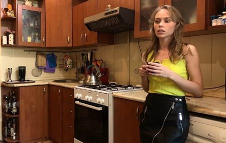 Постер к видео: Красивая русская мачеха между огромным желанием секса с пасынком и верностью мужу.