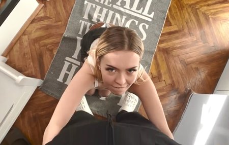 Постер к видео: Попастая обаяшка завтракает едой из Макдональдса, а доставщик рад приятному рассчету.