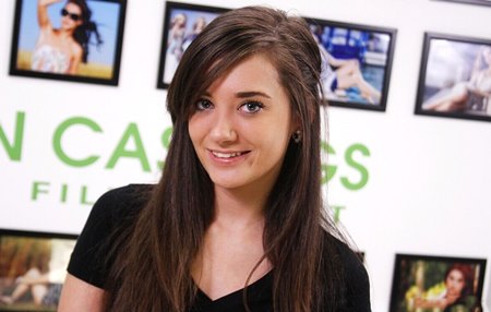 Постер к видео: Красивую брюнетку жестко отъебали на кастинге, устроив ей бдсм.