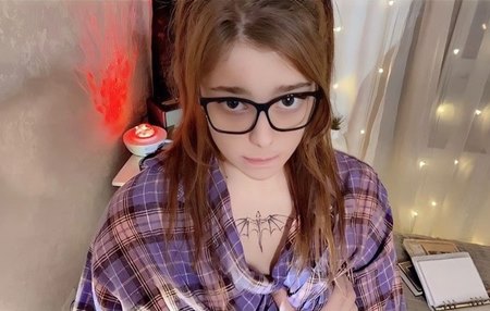 Постер к видео: Парень по дрочил немного на хентай и пошел трахнуть младшую сестру.