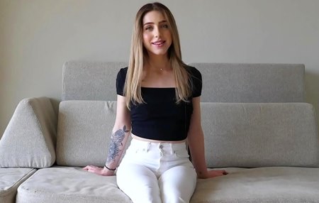 Постер к видео: Изящная и красивая испанка трахнута хоть и толстым но прудким агентом кастинга.