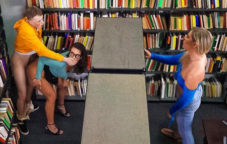 Постер к видео: Пока девушка готовилась к экзамену, парень отодрал милфу библиотекаршу.