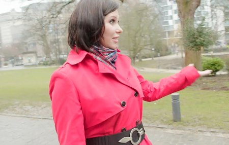 Постер к видео: Эффектная экскурсовод Алиса быстренько показала округу и повела африканца осматривать её мясистую попку.