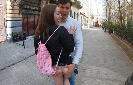 Постер к видео: Парень с батей пикапят и порно кастят безупречную молоденькую брюнетку.