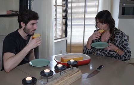 Постер к видео: Страстная соседка угощается парня сырником и своим спелым телом.