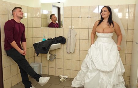 Постер к видео: Паря открывает захлопнувшуюся дверь уборной когда застрявший там парень уже выебал его невесту за несколько минут до свадьбы.