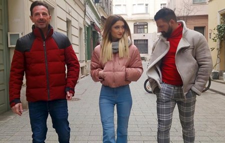 Постер к видео: Туристка модельной внешности получает предложение от которого её тугая попка не способна отказаться.