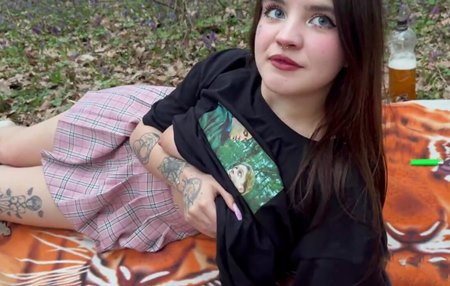 Постер к видео: Пышка в лесу не просто так, она хочет ебаться и первому повстречавшимуся повезет.