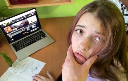 Постер к видео: Двойка в тетрадке, порнуха на мониторе, отчим вернулся и жопа будет красная.