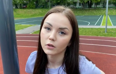 Постер к видео: Девушке понравилось как какой то парень тренировался на стадионе и просит об личке с сексом.