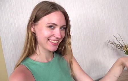 Постер к видео: Костлявая русская девушка обильно течет из попки испытывая очень тугое проникновение.