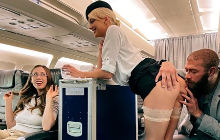 Постер к видео: Пилот выгоняет трахающихся в его кабине стюардессу с пасижиром и им приходится переместиться в салон.