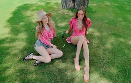 Постер к видео: Красотка раскручивает незнакомца на деньги и отдается в киску прям в этом же парке где с подругой и сидели.